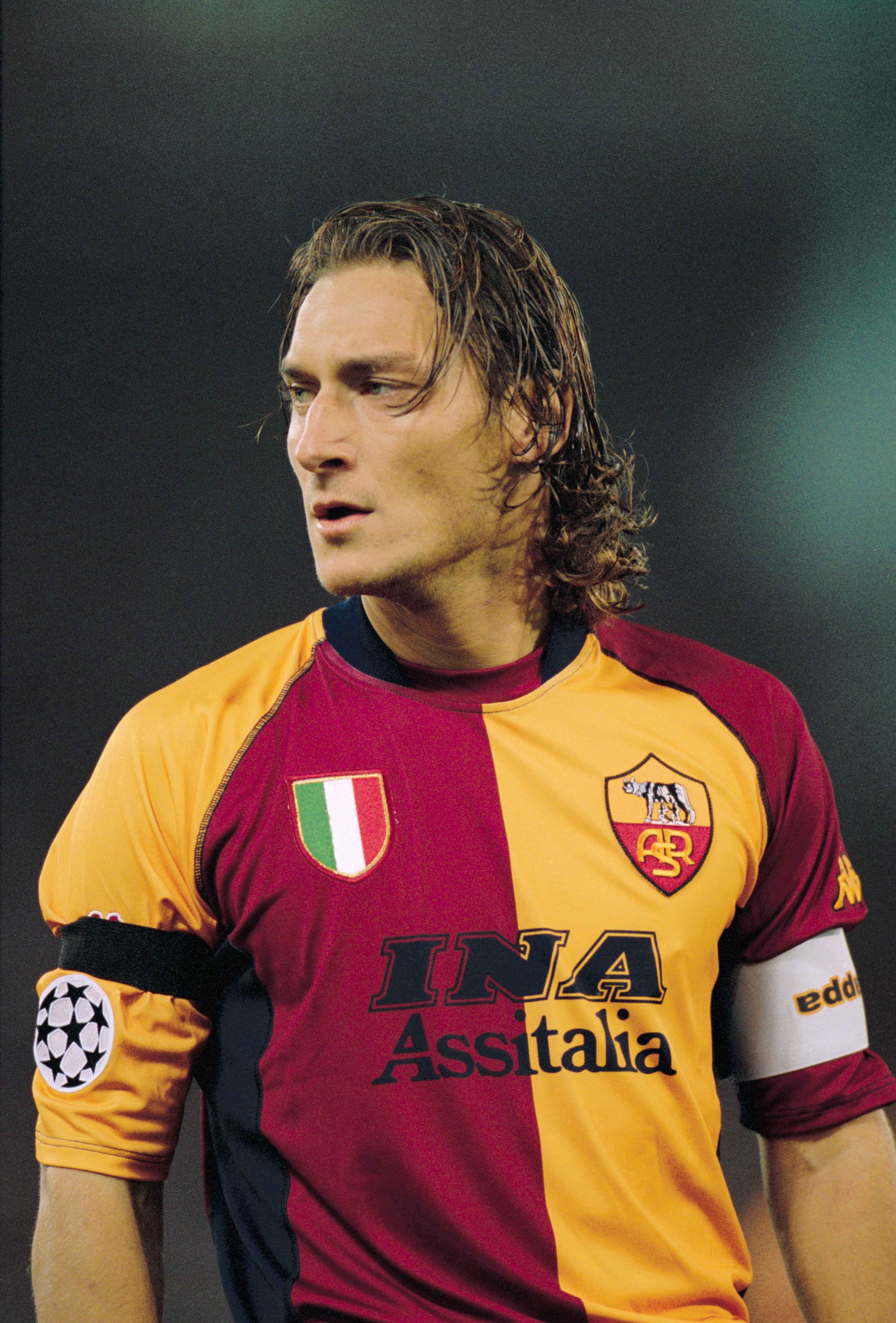 Totti, ídolo da Roma, com a tradicional camisa amarela e vermelha