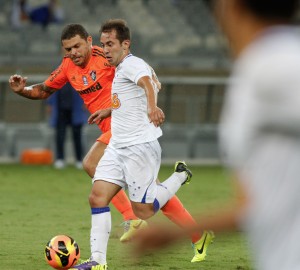 Éverton Ribeiro em uma de suas arrancadas pelo Cruzeiro no Brasileirão 2013