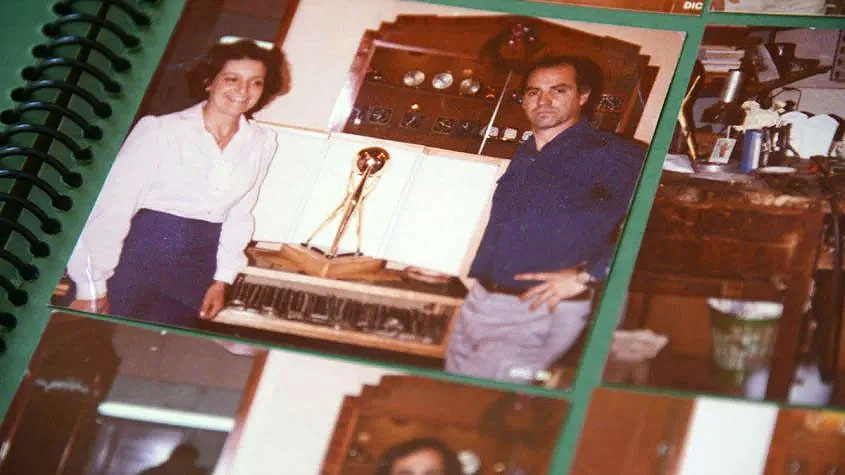 Walter Pagella com a esposa em seu album de fotografias