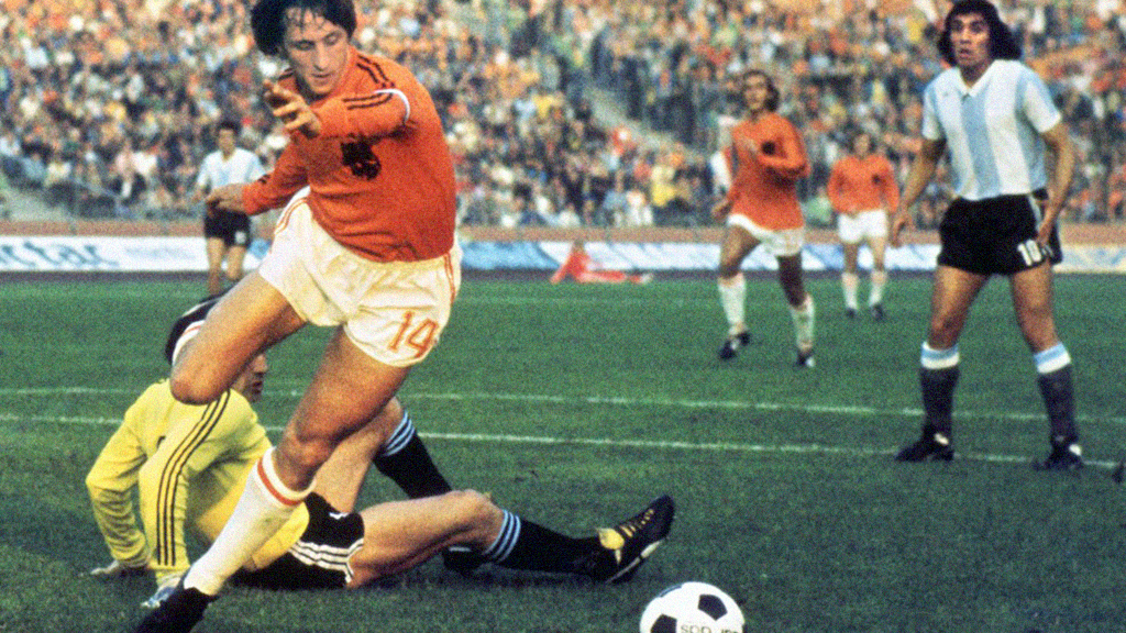 Cruyff com o uniforme personalizado: duas listras apenas