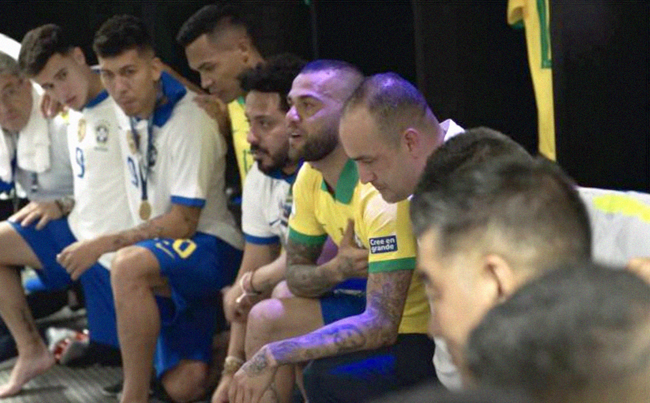 Daniel Alves, no vestiário da seleção brasileira, fala emocionado sobre a conquista do título da Copa América. Ele foi o capitão na conquista do torneio continental, disputado no ano passado no Brasil Amazon Prime Video/Divulgação