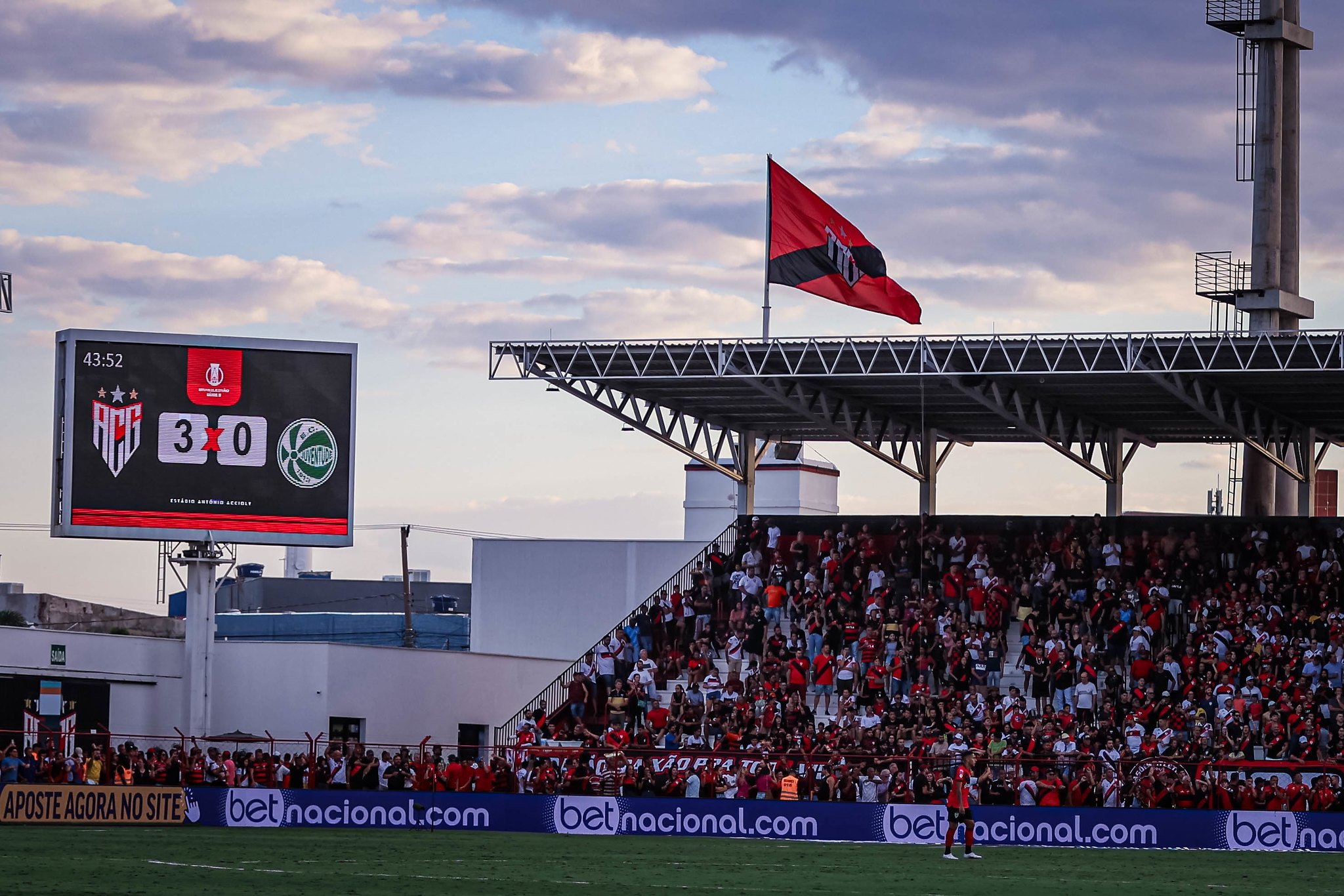 Bandeira e placar no Estádio Antônio Accioly