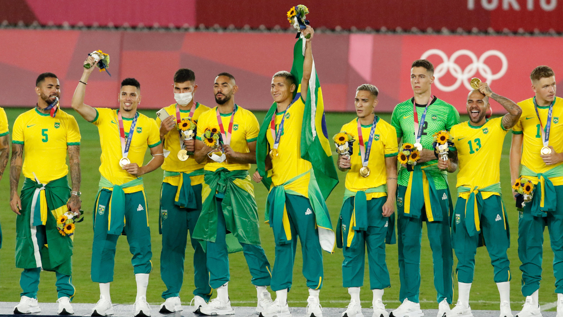 Jogadores brasileiros não usaram agasalho Peak do "Time Brasil". Foto: OneFootball