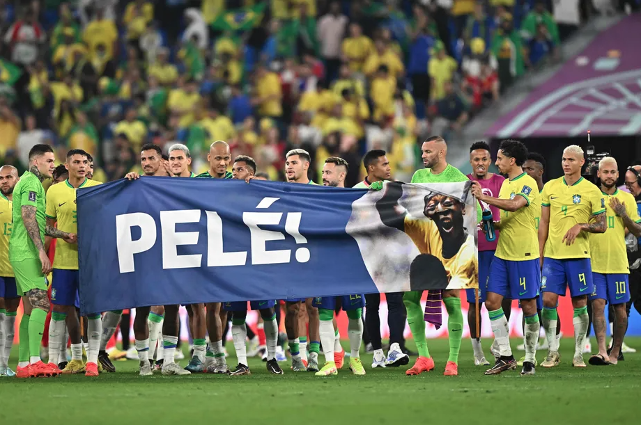 Faixa da seleção brasileira em homenagem à Pelé. Foto: Manan Vatsyayana | AFP
