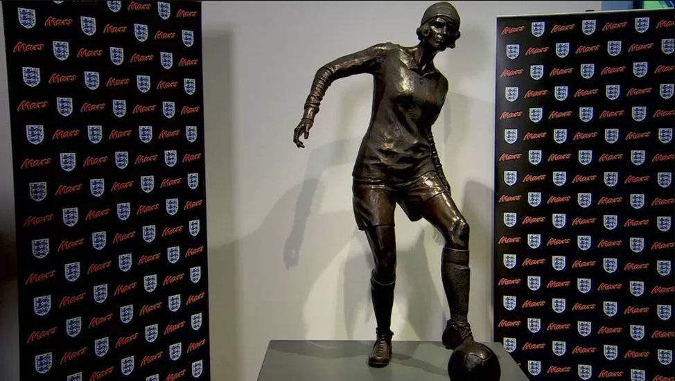 Estátua de Lily Parr no National Football Museum