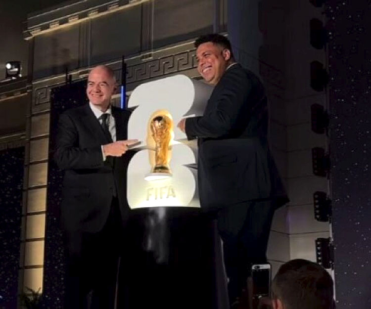 Infantino e Ronaldo apresentam o novo logo da Copa de 2026