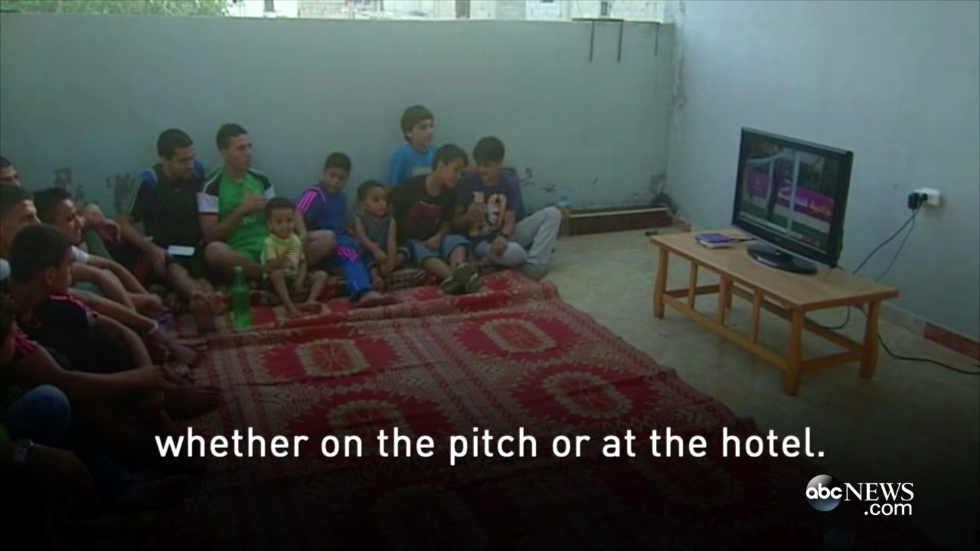 Wadi e sua família assistem pela TV de Gaza ao jogo da volta, na Cisjordânia