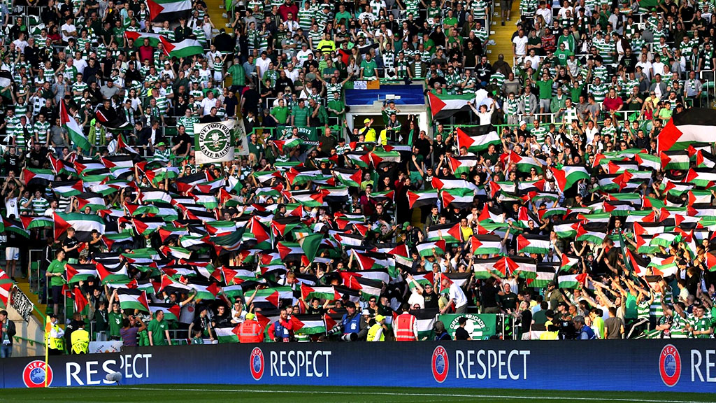 Torcedores do Celtic com bandeiras da Palestina no jogo contra o Hapoel Beer-Sheva