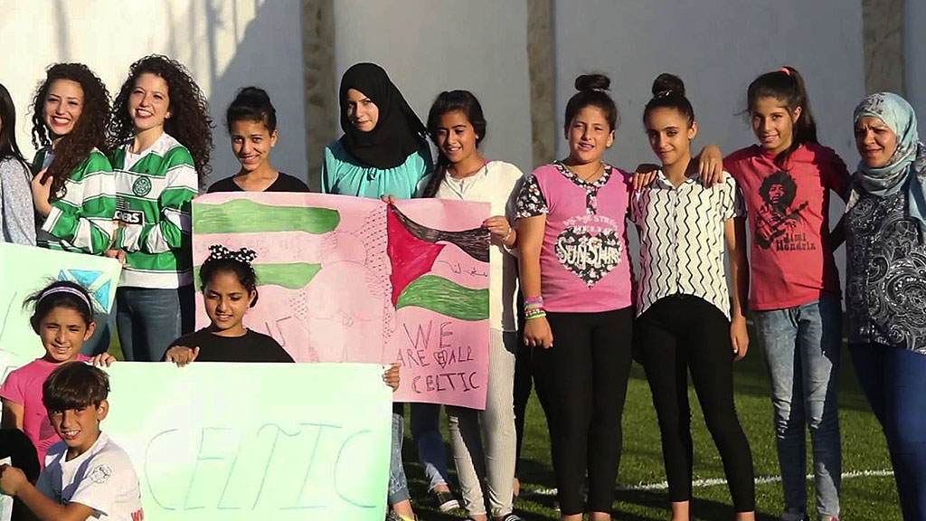 Palestinos na Cisjordânia exibem faixas de agradecimento ao Celtic