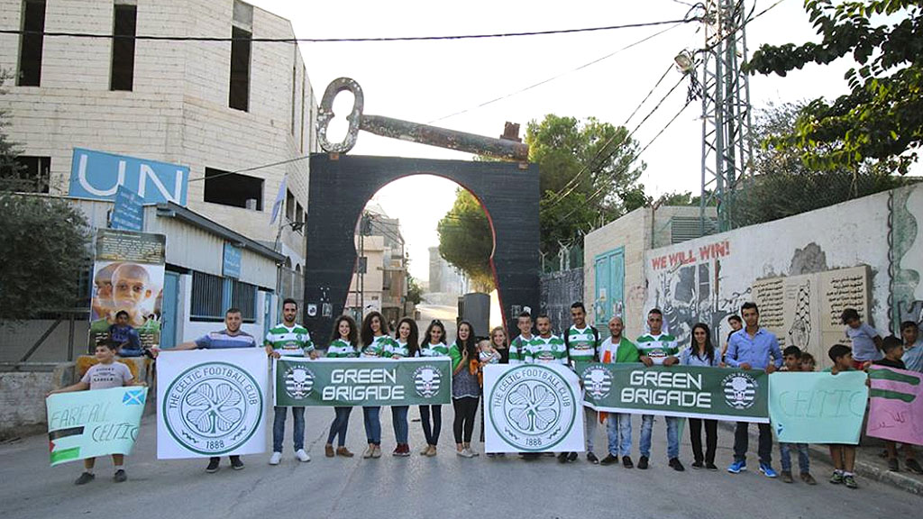 Palestinos na Cisjordânia exibem faixas de agradecimento à Green Brigade