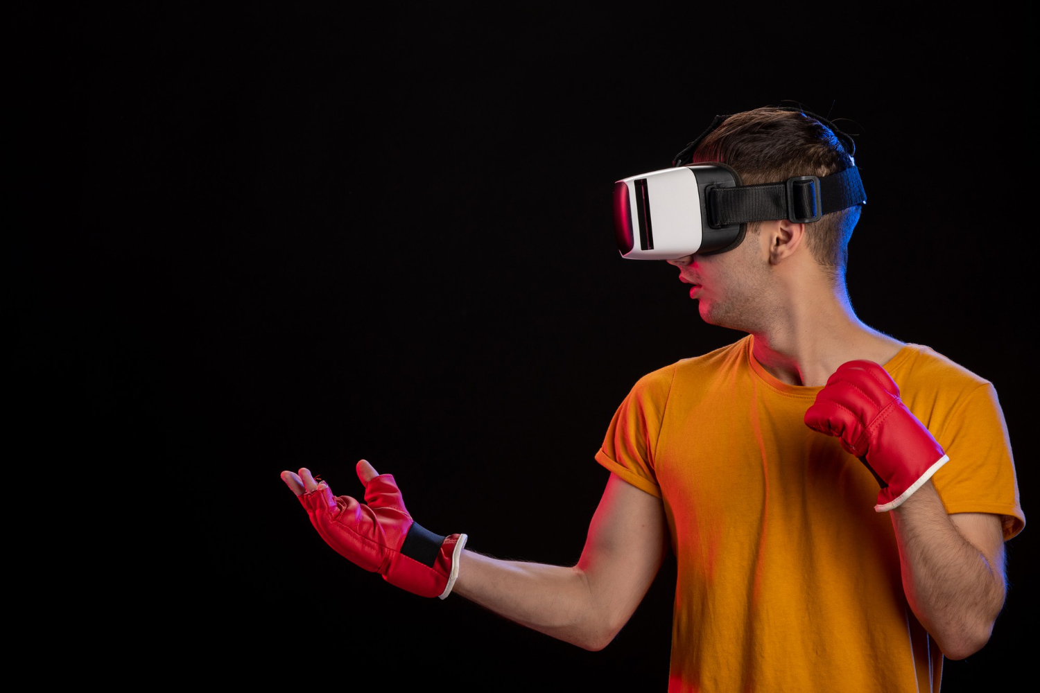 Jovem usando luvas numa simulação de realidade virtual