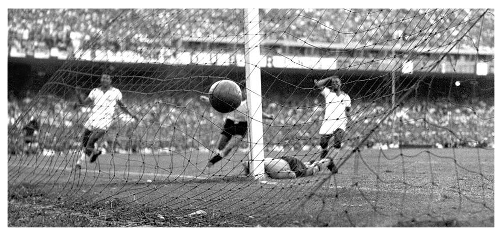 Final de 1950: Uruguai 2 a 1 Brasil. Gol de Alcides Ghiggia