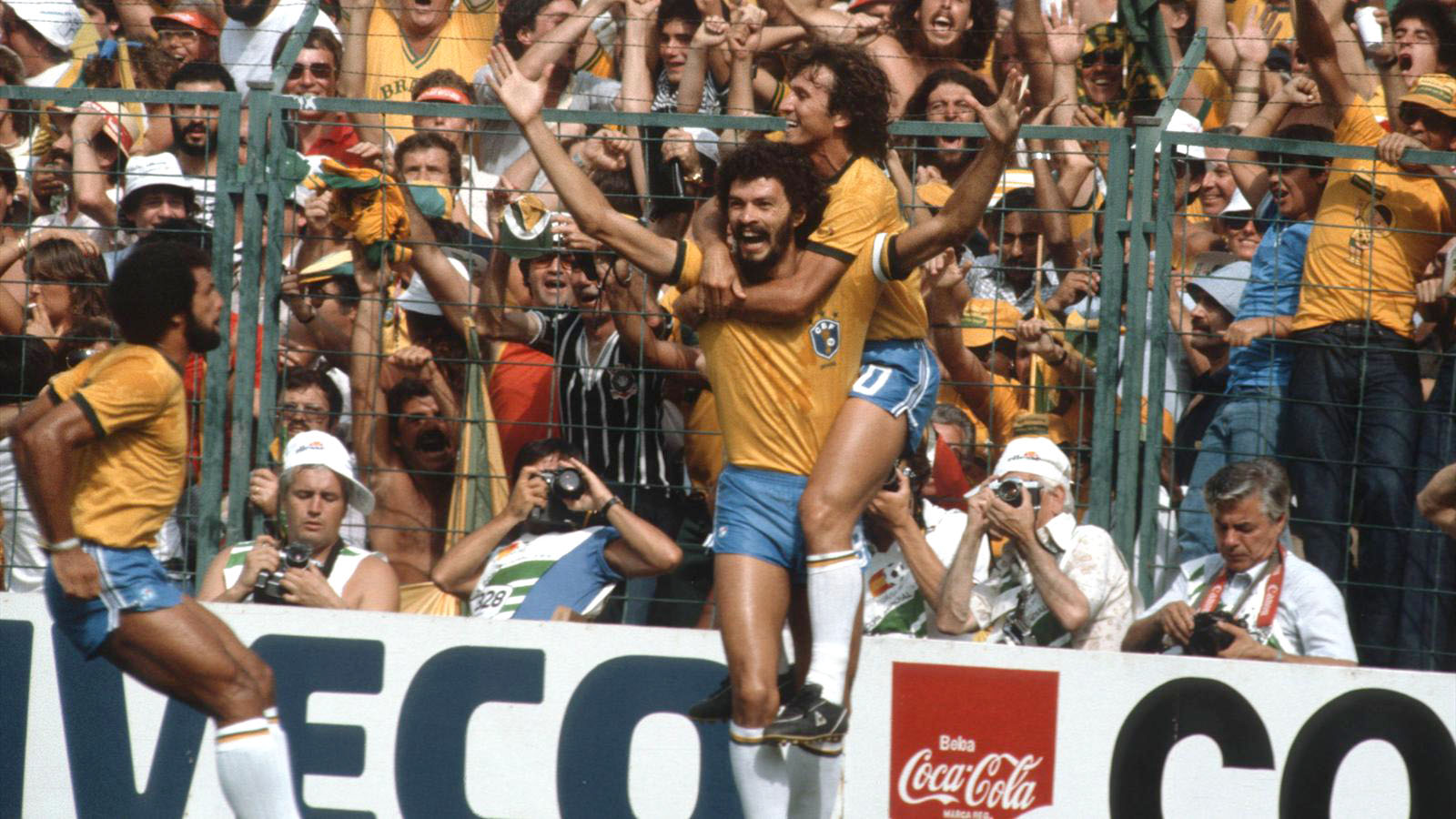 1982: Sócrates empata o jogo contra a futura campeã, Itália