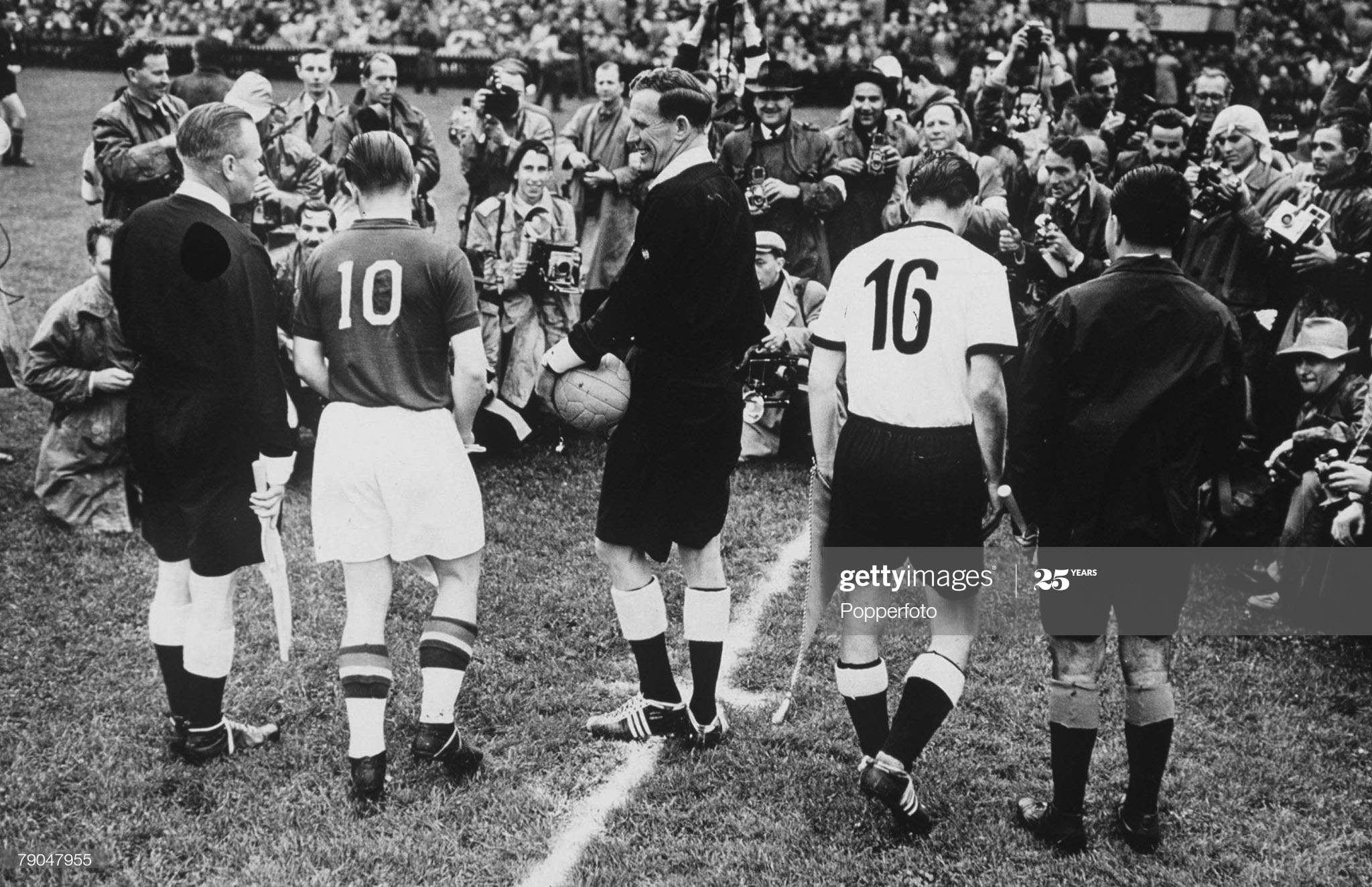 Final de 1954: Ferenc Puskas (HUN) e Fritz Walter (GER) possam para os fotógrafos