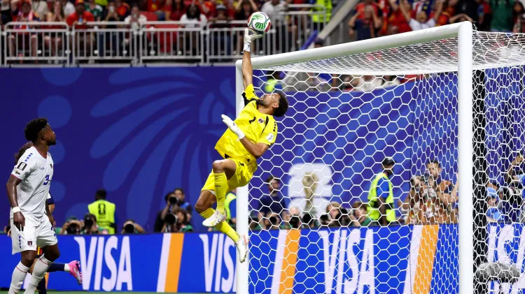 Copa 2026: Vozinha, goleiro de Cabo Verde, fecha o gol contra a Espanha